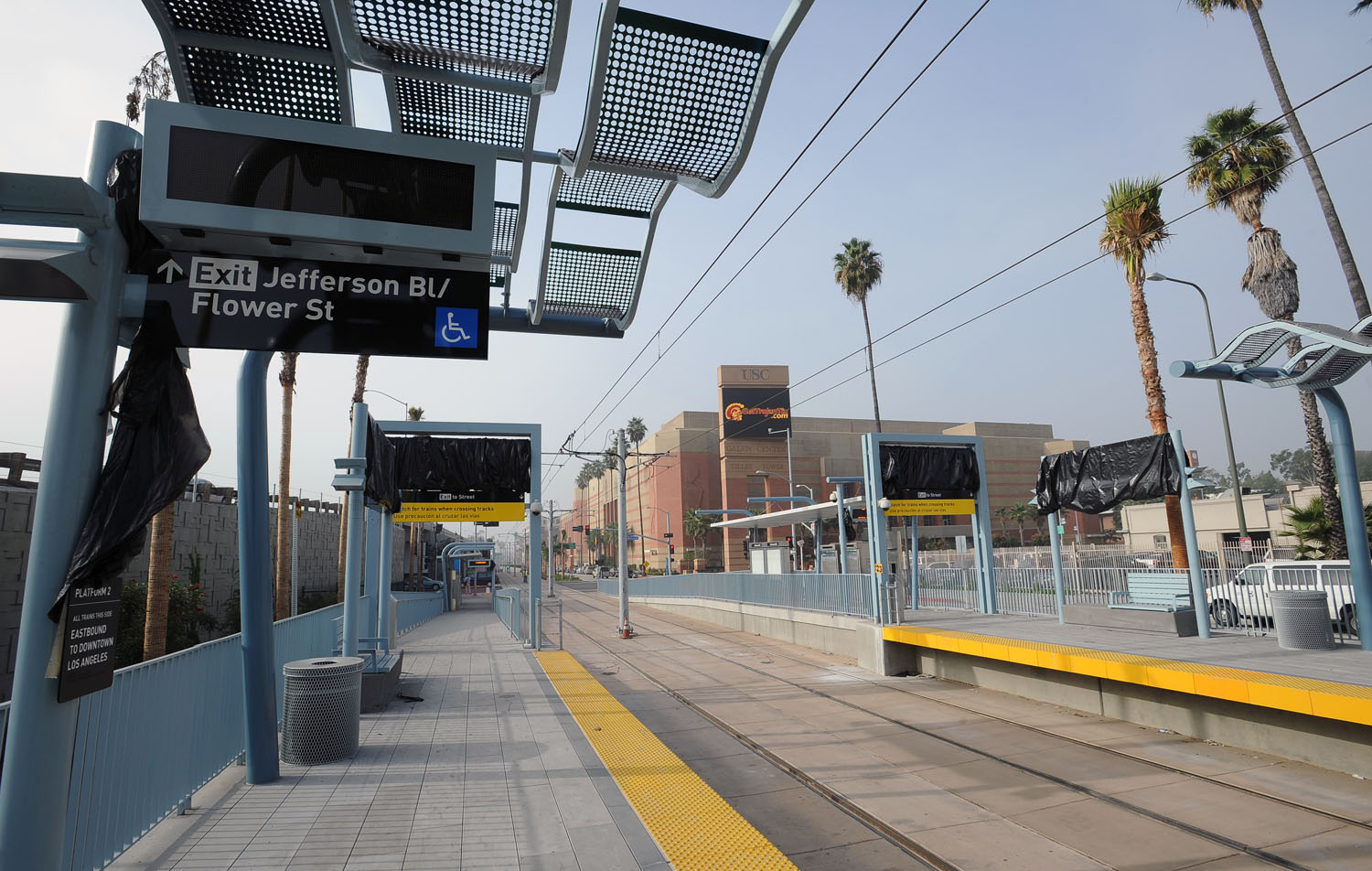 Expo Line Stations Todos los señalamientos están bien visibles y facilitan la ubicación de la estación (foto Juan Ocampo/El Pasajero).