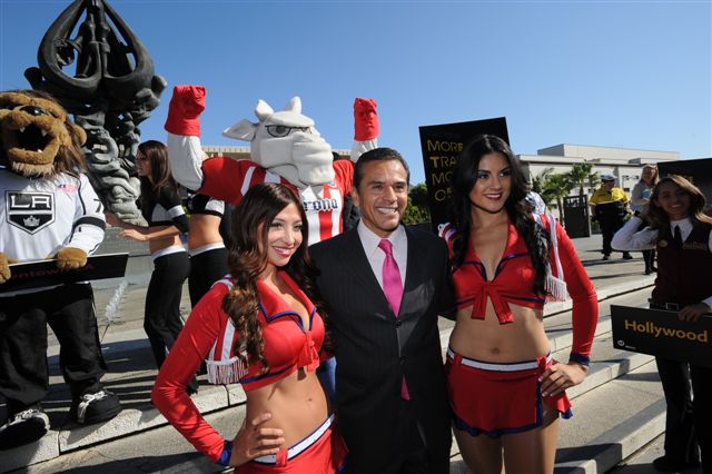 More Rail Service El alcalde Antonio Villaraigosa posa con las porristas de Chivas USA. (Foto Juan Ocampo/El Pasajero).