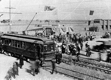 Vannuys2_19111216lapl_cropped El primer tranvía eléctrico arriba a Van Nuys, el 16 de diciembre de 1911 (Los Angeles Public Library).