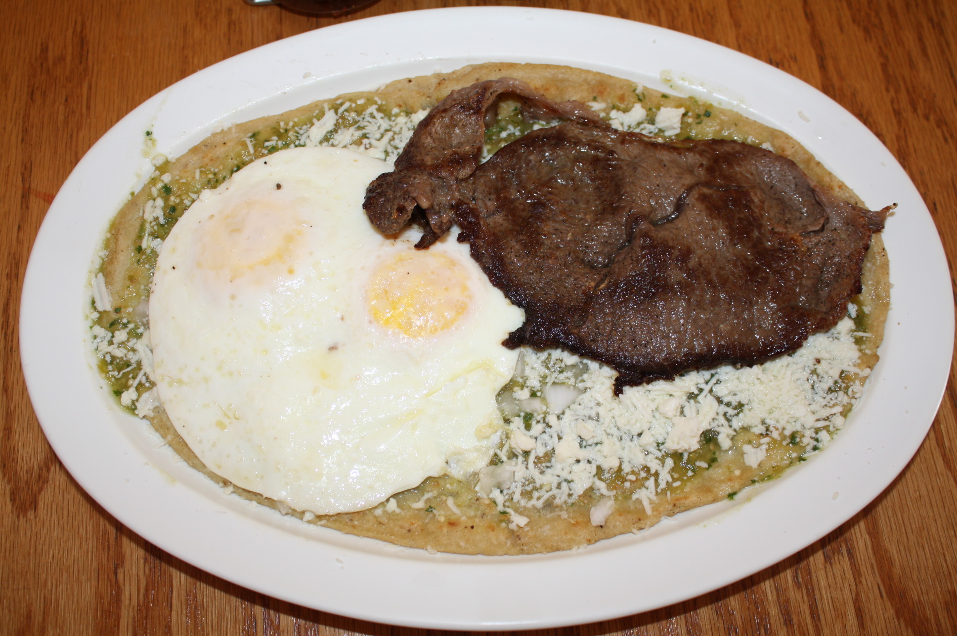 DF Guelaguetza 016 Los huaraches con huevo y bistec son de los más solicitados en La Placita del D.F. (Foto Agustín Durán / El Pasajero)