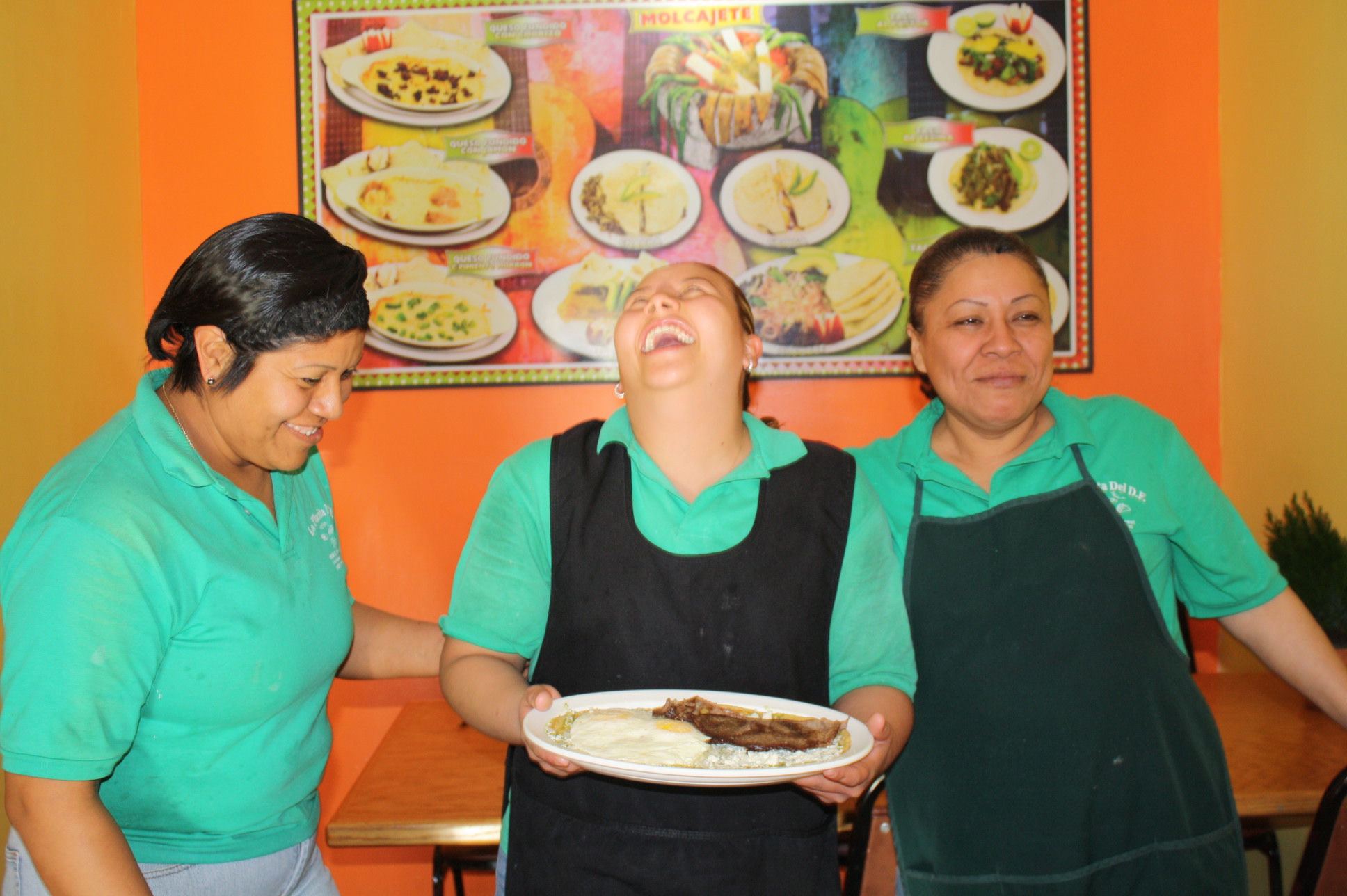 DF Guelaguetza 025 Coco, Sarai y Lupita son las tres mujeres que combinan el buen humor con el excelente sazón tradicional de la capital mexicana en La Placita del D.F. (Foto Agustín Durán / El Pasajero)