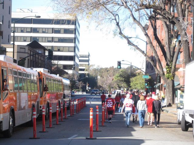 Rose Parade-Bowl 2012 019 Al salir de la estación los usuarios de Metro simplemente caminaban a Colorado a ver el desfile o se encaminaban al estadio Rose Bowl.