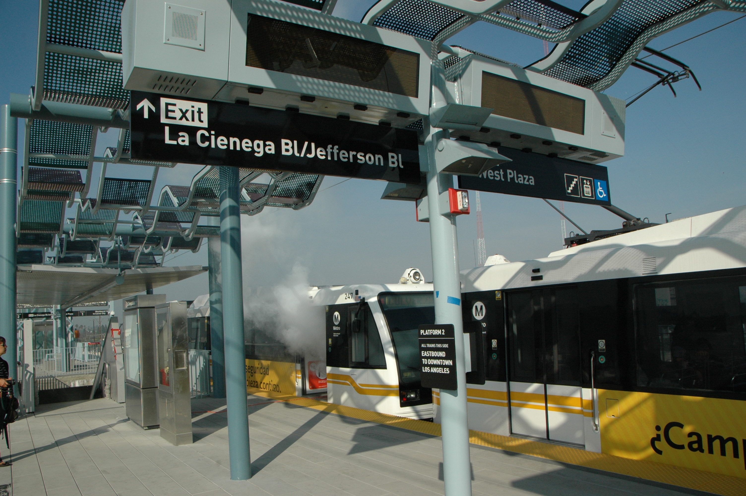 DSC_0043 Humo saliendo de uno de los vagones del tren en la plataforma aérea de la estación Jefferson/La Ciénega. (Foto José Ubaldo/El Pasajero).