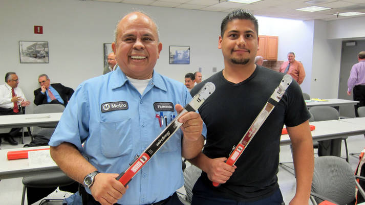 2 mecanicos MTA Fernando Mera, izquierda, quien ha trabajado en Metro por casi cuatro años limpiando autobuses, tiene una nueva ocupación y un nuevo lugar en donde trabajar. Su nueva casa es la división 7, en West Hollywood, donde desde el lunes es uno de los mecánicos. Mientras que Isaac García, quien saliendo de la Preparatoria obtuvo un empleo limpiando autobuses, también se reportara a su nuevo hogar, la división 15 en Sun Valley, en donde pasa a formar parte del equipo de mecánicos. (Foto Luis Inzunza/El Pasajero)