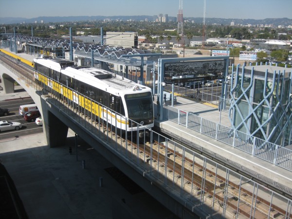 La-Cienega-Station Estación aérea La Ciénega/Jefferson de la Línea Expo que pronto comenzará a dar servicio al público.