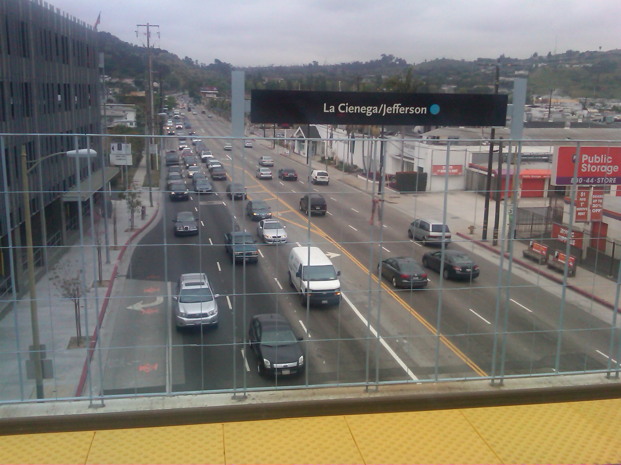 Los Angeles-20120323-00349 El tráfico de La Ciénega pasa debajo de la estación La Ciénega/Jefferson de la nueva Línea Expo del Metro.
