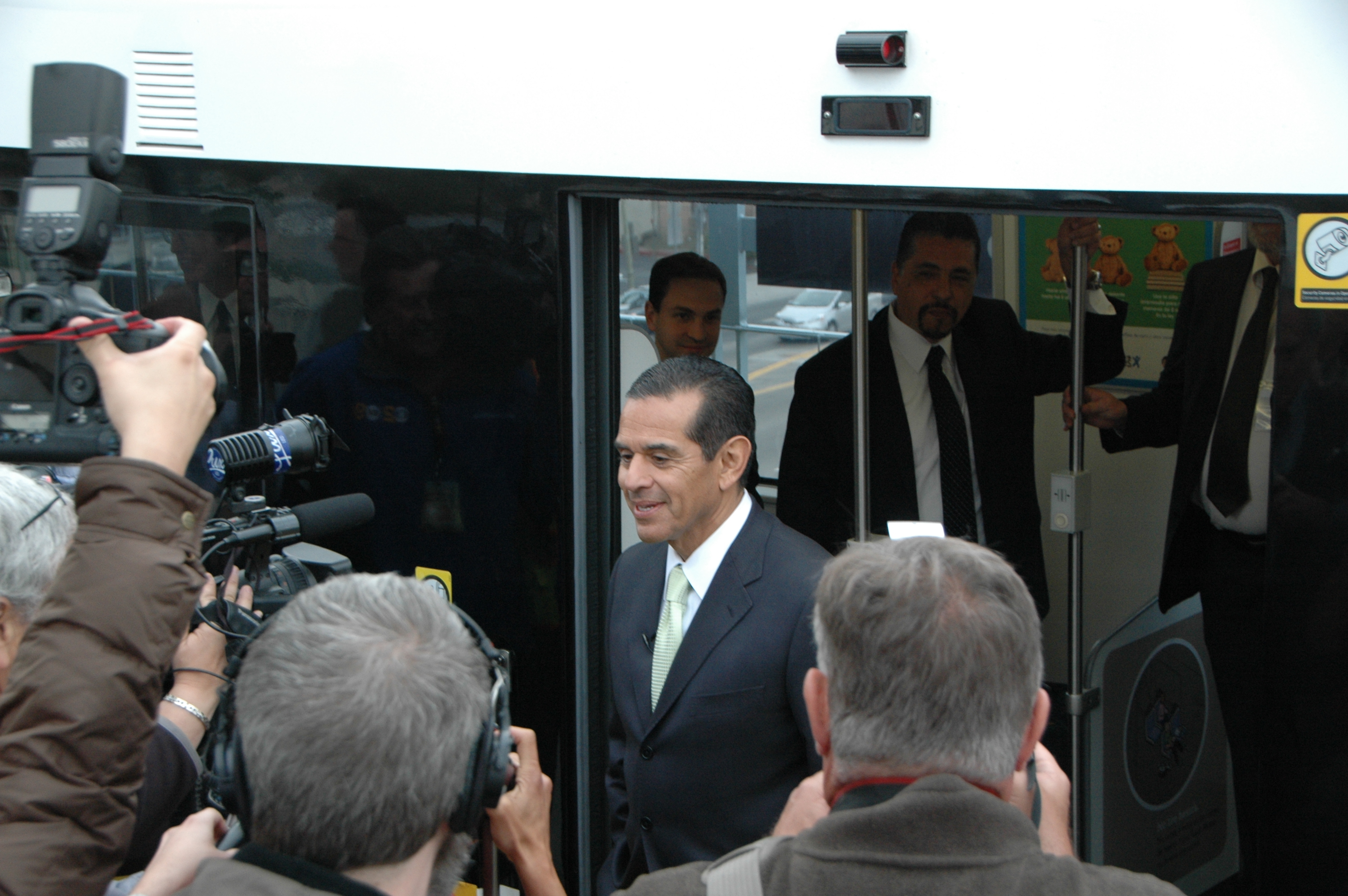 Expo Media Ride Con una sonrisa en los labios el alcalde angelino dio a conocer la fecha de la inauguración de la nueva línea de trenes de Metro: Abril 28 del 2012.
