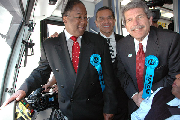 Expo Opening4 El supervisor del condado de Los Angeles Mark Ridley-Thomas, el alcalde Antonio Villarigosa y el supervisor del condado Zev Yaroslavsky en el tren inaugural. (Foto Luis Inzunz/El Pasajero).