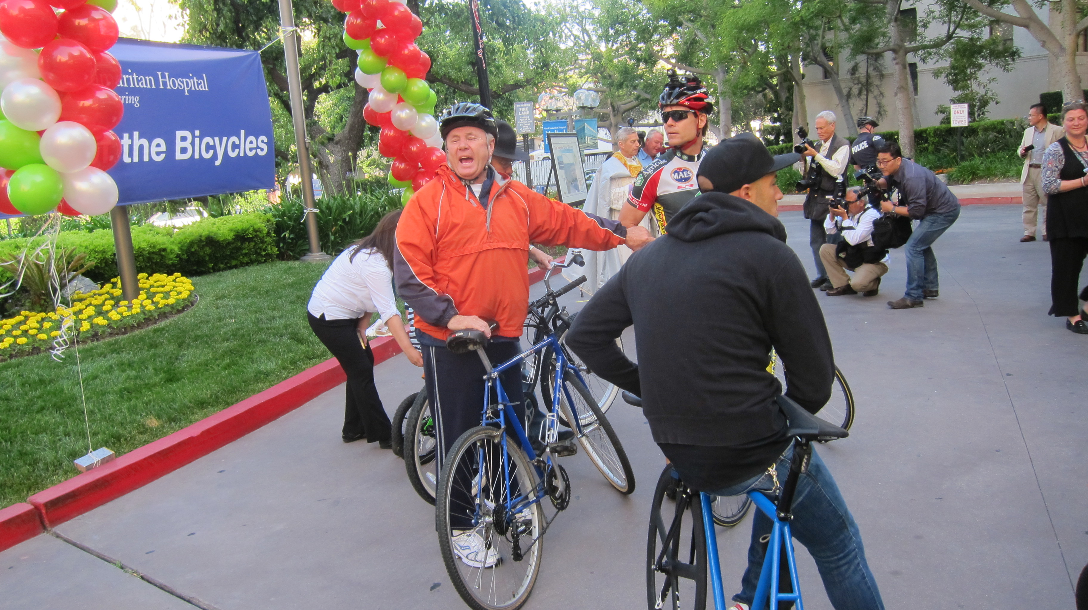 Bike Blessing 2012 El Concejal de Los Angeles Tom LaBonge y el Andy Leeka, Presidente del Hospital del Buen Samaritano. (Foto Dave Sotero/El Pasajero).