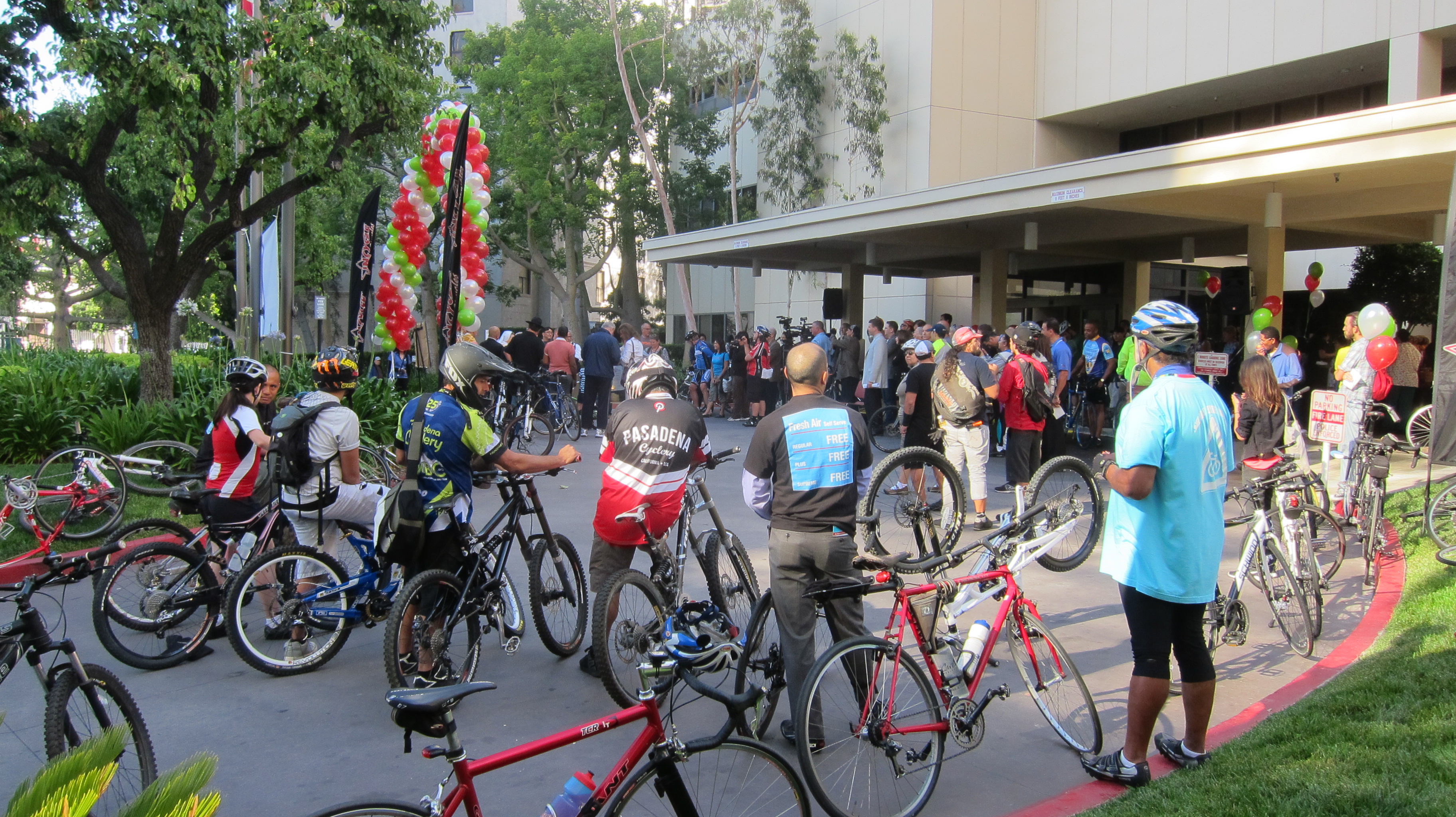 Bike Blessing Los ciclistas listos para participar en la bendición de sus vehículos. (Foto Dave Sotero/El Pasajero).