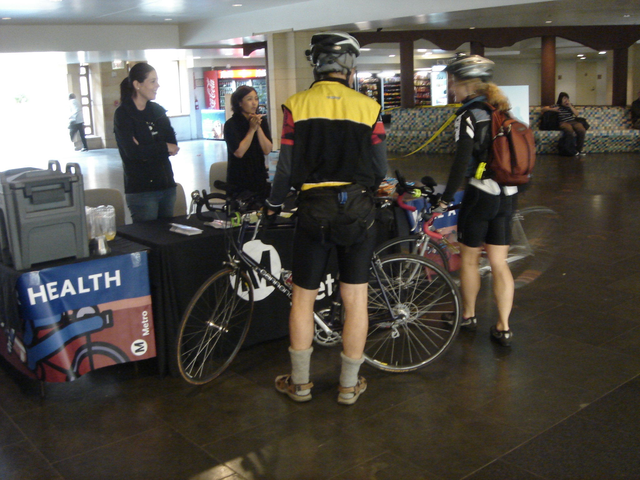 BTWD 2012 La mesa de descanso de Metro en Union Station fue atendida por Paula Carvajal y Sarah Tseng. (Foto José Ubaldo/El Pasajero).