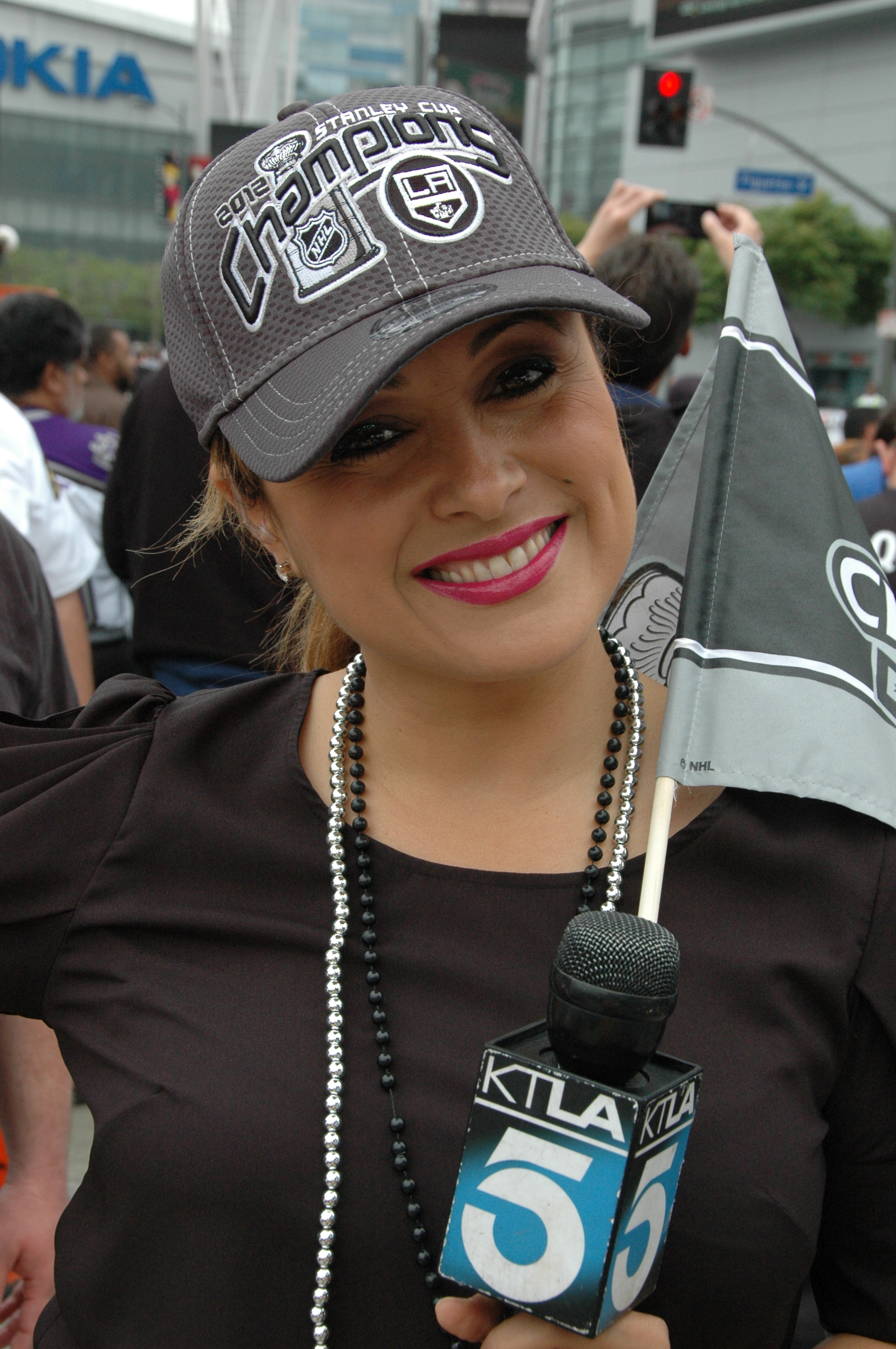 Kings Parade La hermosa reportera del Canal 5, Elizabeth Espinoza nos regaló una bella sonrisa cuando pasamos frente a su unidad movil. (José Ubaldo/El Pasajero).