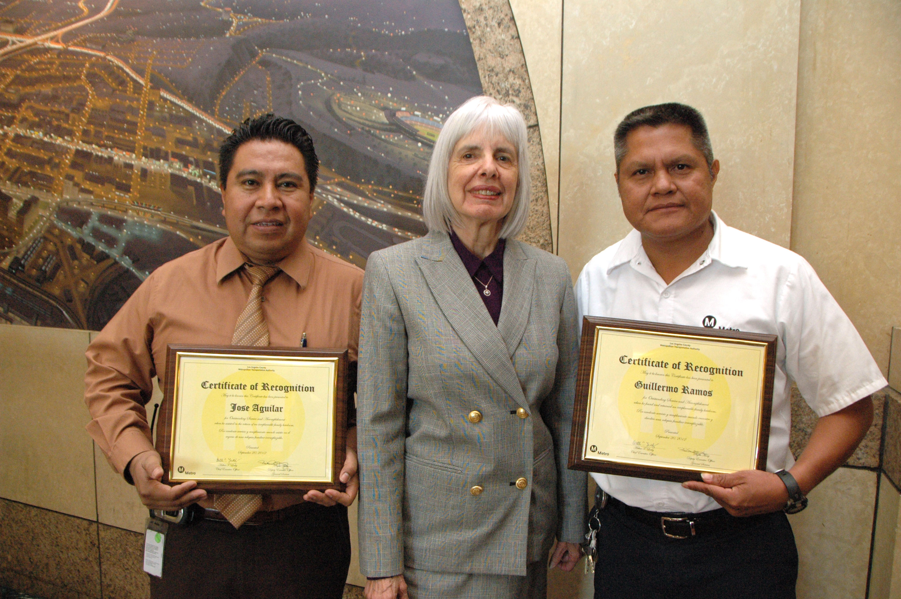 U-Hoo José Aguilar y Guillermo Ramos posan orgullosos con su placa después de la ceremonia. Los acompaña Phyllis Meng, su supervisora quien se encargo de reconocer su acto de honestida. (Foto Luis Inzunza/El Pasajero).
