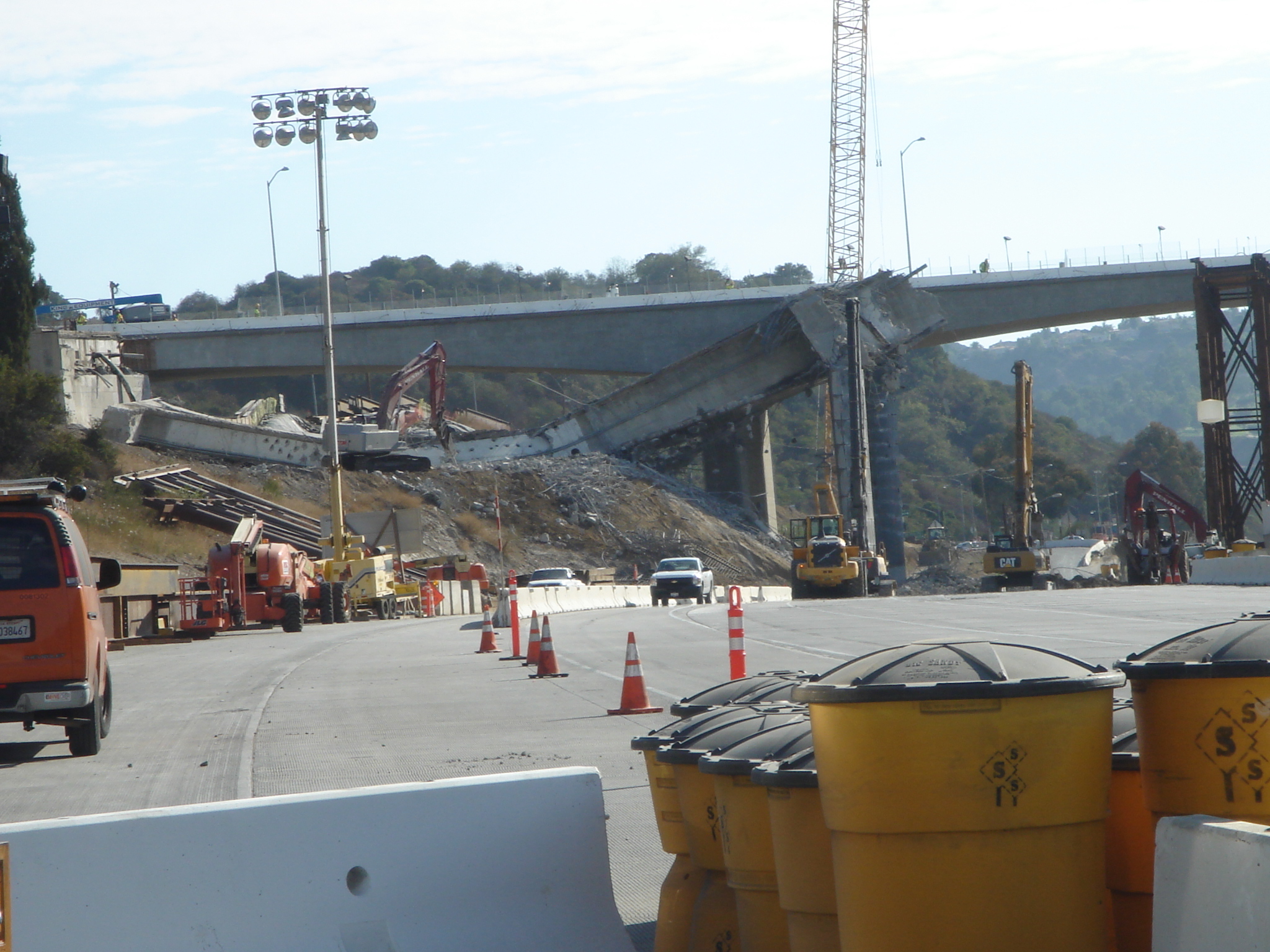 Carmageddon II La parte este del puente se cayó en forma sorprendente y eso causó una demora de una par de hora mientras se decidia como continuar la demolición.