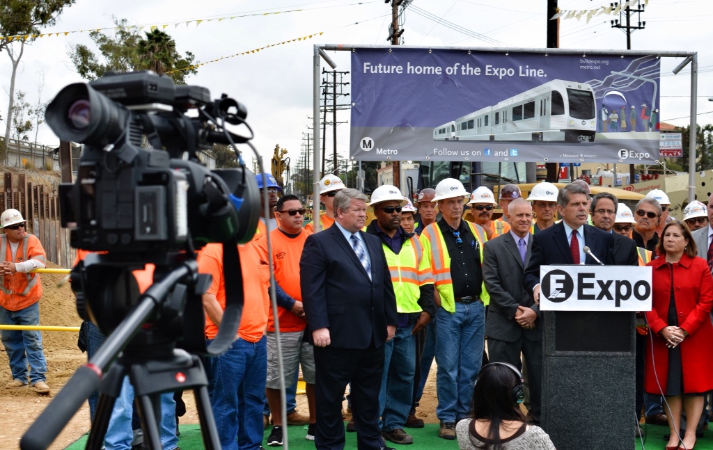 Linea Expo El Supervisor del condado Zev Yaroslavsky durante la rueda de prensa en el futuro sito de la estación Palms. (Foto Steve Hymon/Metro).