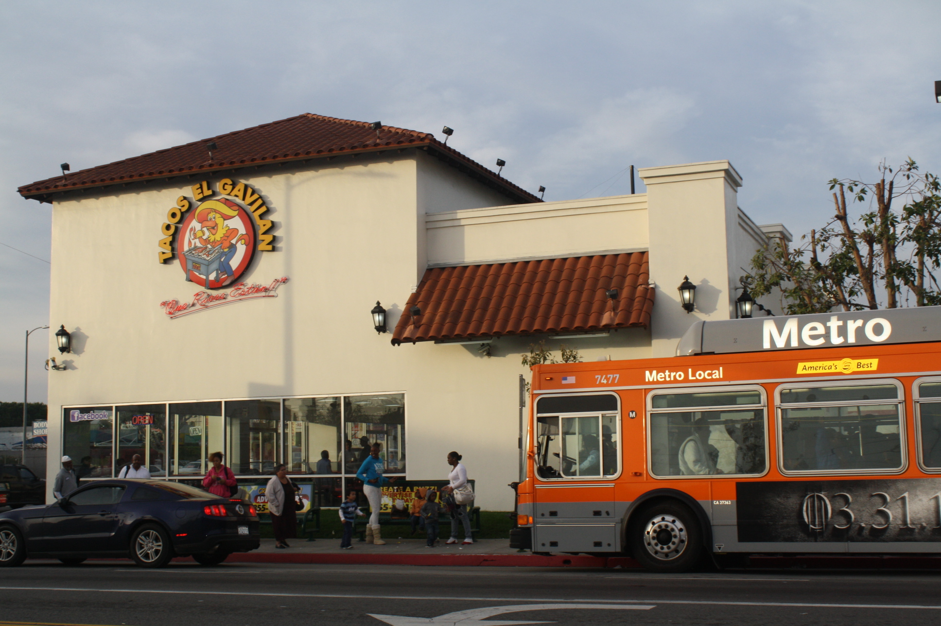 Tacos El Gavilan A Tacos El Gavilán en la esquina de la calle Broadway y la avenida Vernon se puede llegar a través de la Línea 105 de Metro por la avenida Vernon y la ruta 45 de Metro por la calle Broadway. (Foto de Agustín Durán/El Pasajero)