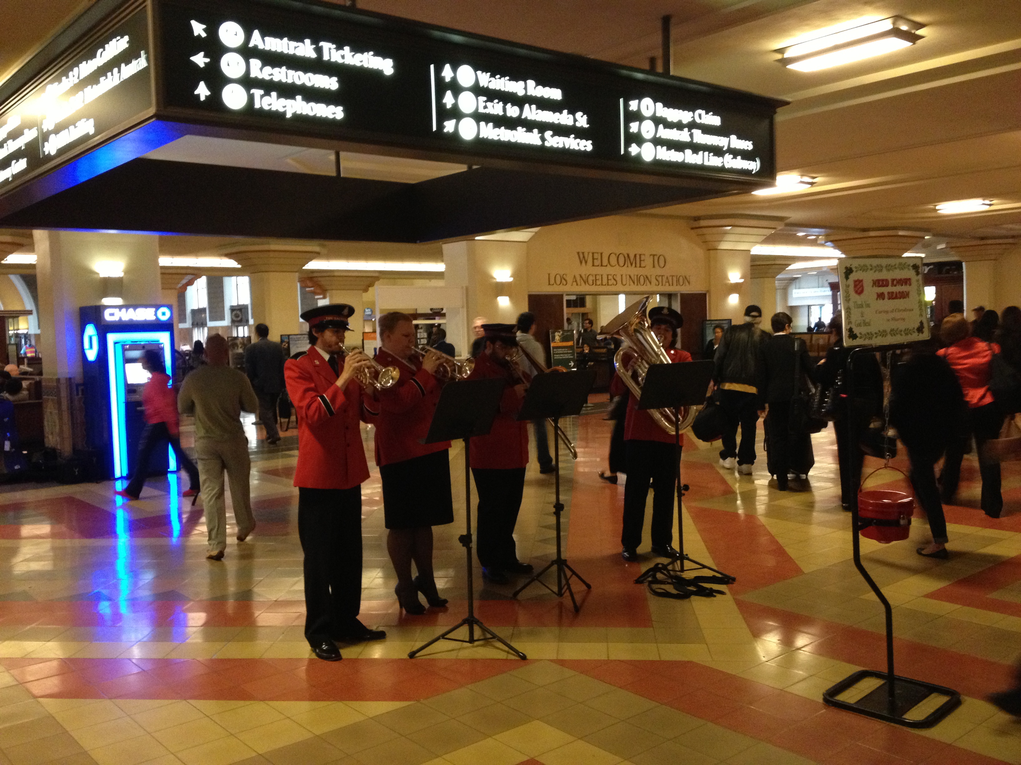 Salvation Army Las melodías tradicionales de la época navideña deleitan a los usuarios de Union Station durante las horas pico de la mañana y la tarde. (Foto José Ubaldo/El Pasajero).