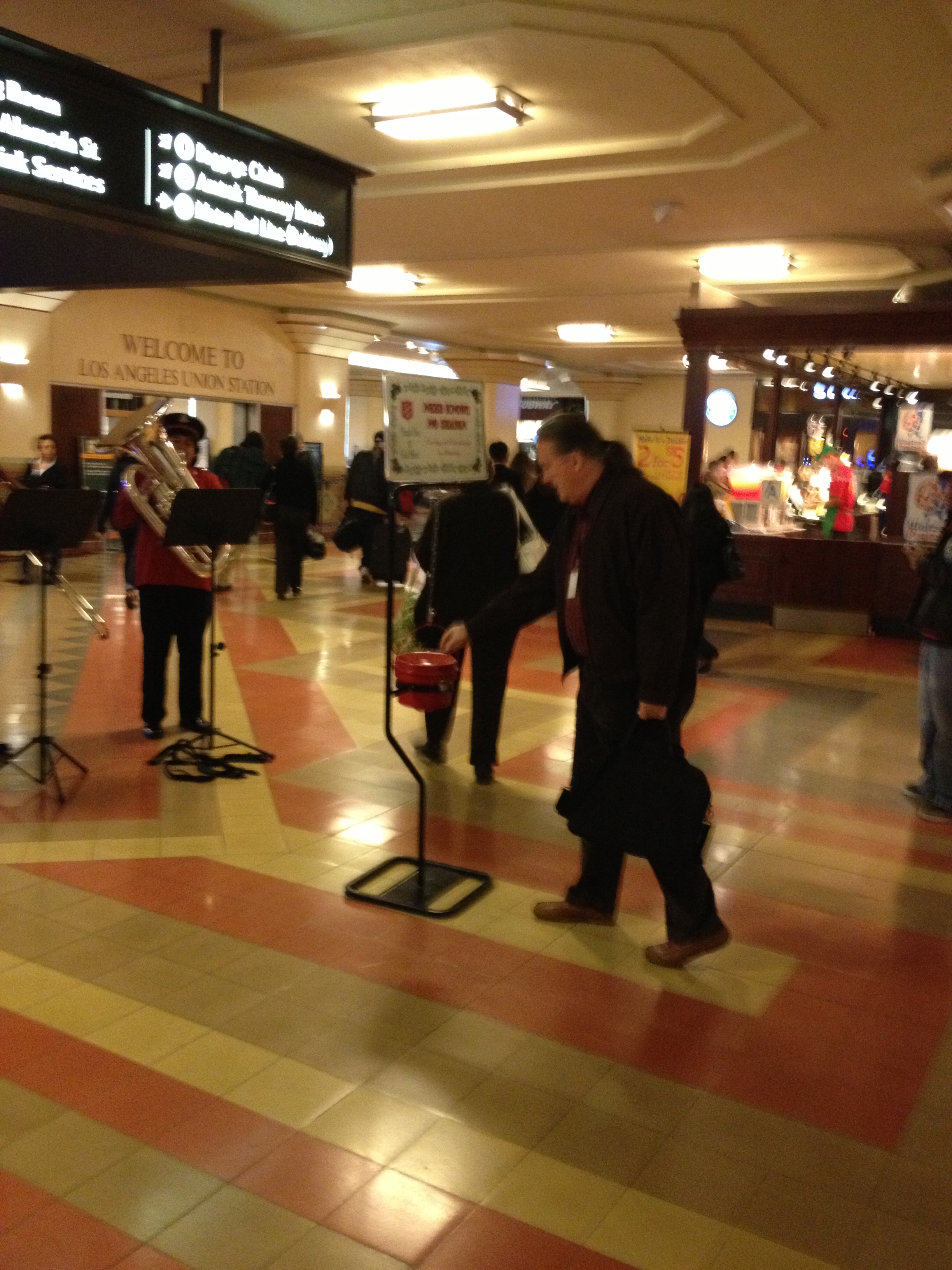Salvation Army Un usuario de Union Station deposita su ayuda para los necesitados en esta temporada navideña. (Foto José Ubaldo/El Pasajero).