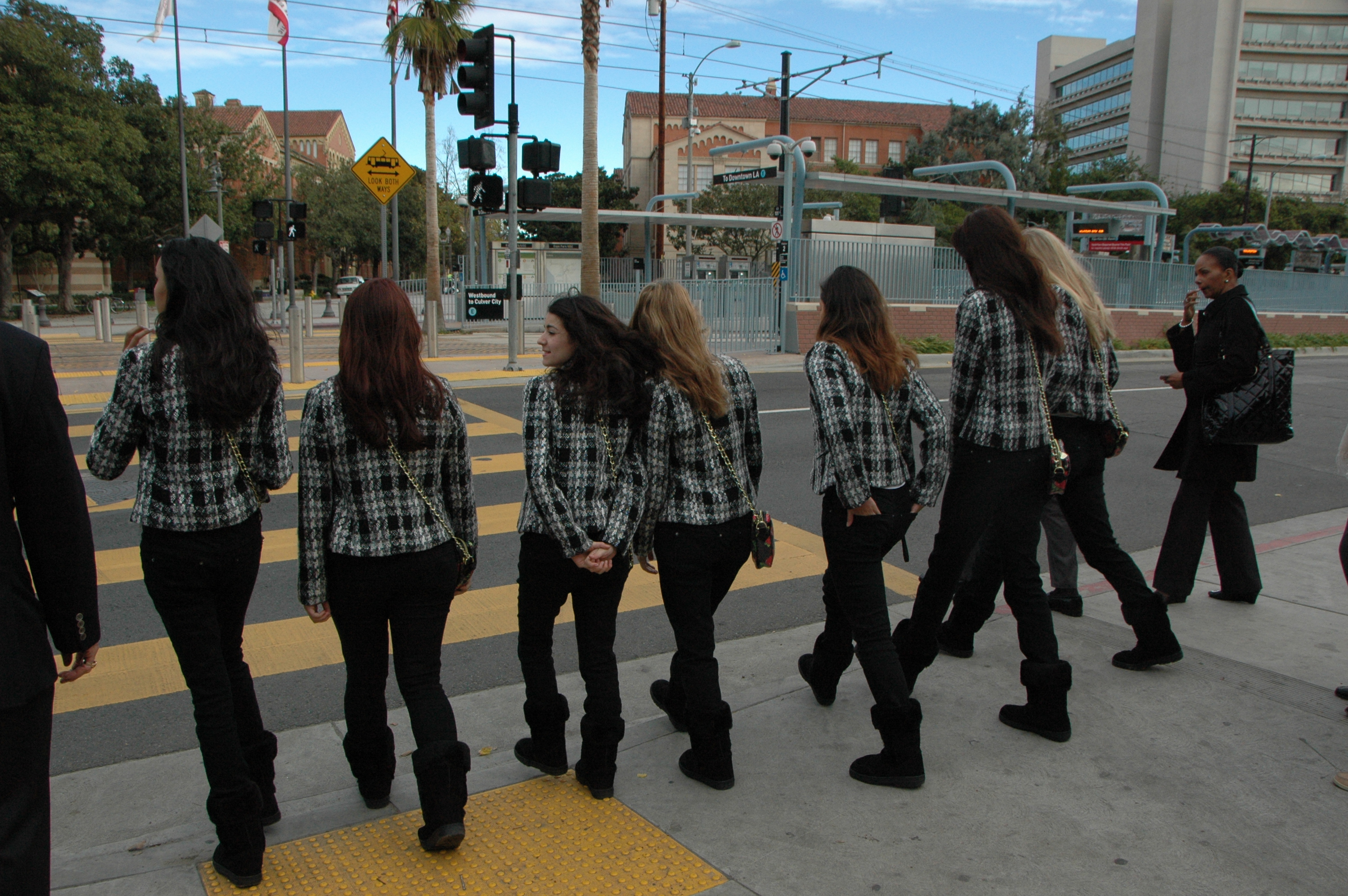 Rumbo a la estación Expo Park/USC de la Línea Expo. La Reina Vanessa Natalie Manjarrez y su Corte Real . (Foto Luis Inzunza/Metro).