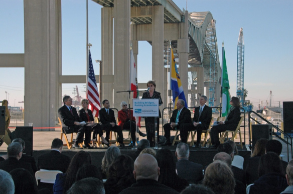 Diane Dubois, integrante de la Junta Directiva de Metro, habla durante la ceremonia en que se anunció la construcción del puente. Foto: Luis Inzunza/Metro.