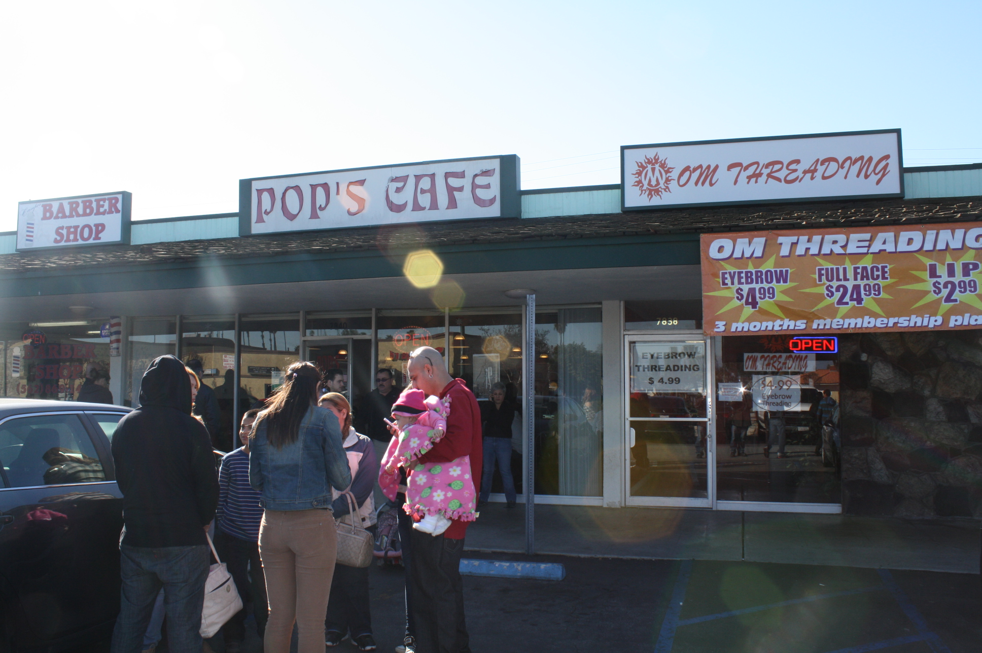 No es raro ver a gente esperando afuera de Pop’s Cafe, pero la espera no es larga y siempre vale la pena esperar. (Foto de Agustín Durán/El Pasajero).