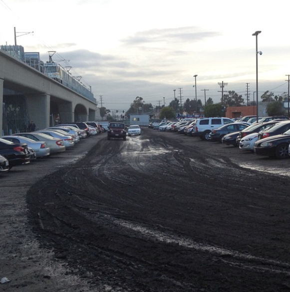 Estacionamiento en la estación Culver City después de haber llovido. Foto de Jim Sarr, vía Instagram.