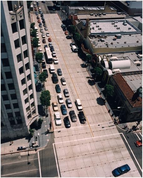 Plancha de concreto sobre Hollywood Blvd., en la intersección de Hollywood y Highland, durante la construcción de la Línea Roja en la década de los 90. Foto: Metro.