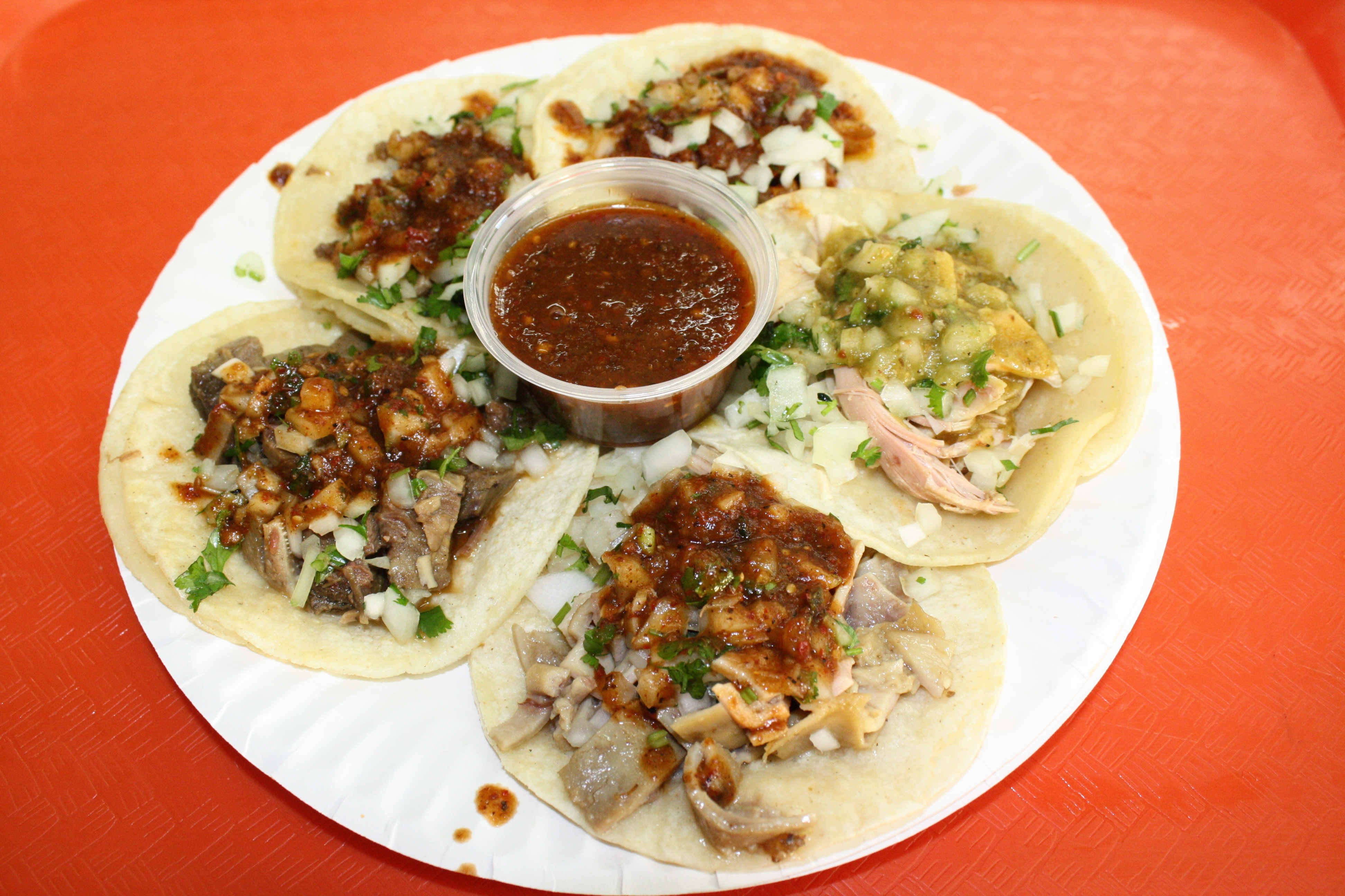 Una orden de cinco tacos puede ser la medida perfecta para algunos clientes (Foto de Agustín Durán/El Pasajero).
