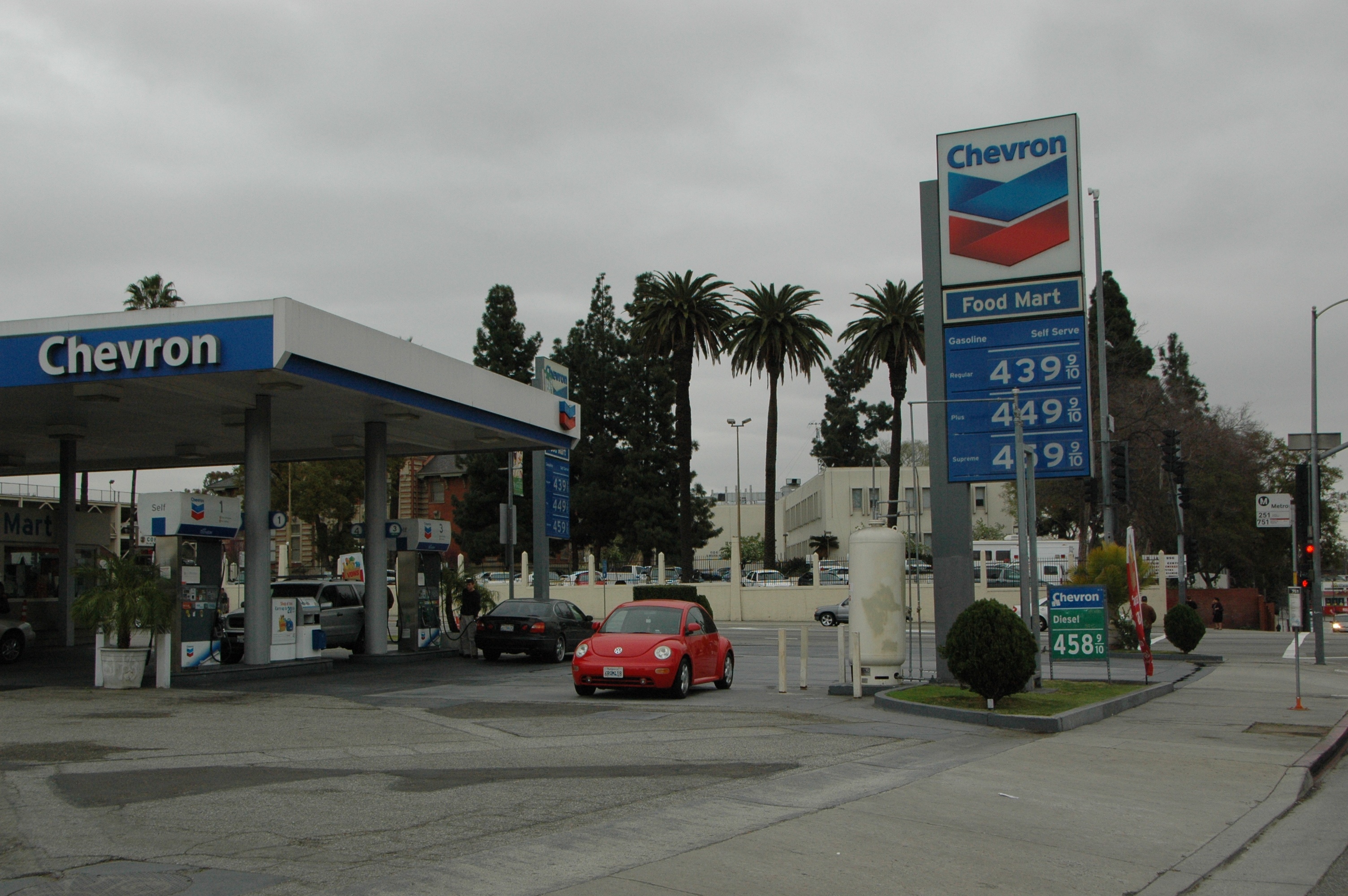 Precios de la gasolina en una estación cercana a Union Station, en Los Ángeles. Foto: José Ubaldo/Metro.