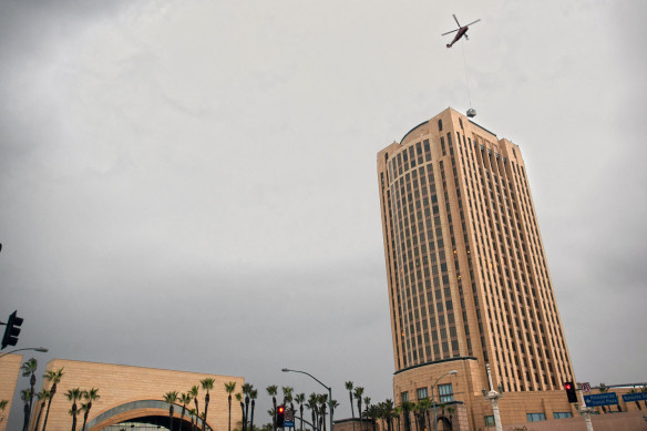 Un helicóptero "levanta" el equipo antiguo de aire acondicionado del edificio central de Metro, el pasado 29 de diciembre. Foto: Josh Southwick.