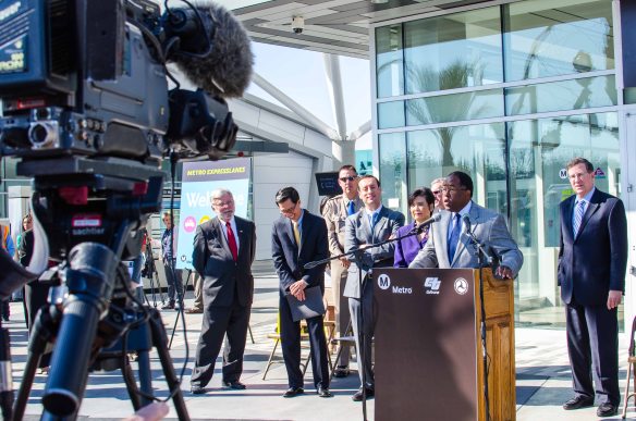 El superintendente Mark Ridley-Thomas habla en el evento de prensa para anunciar la apertura de los ExpressLanes. A su derecha, el concejal de Duarte y miembro de la Junta de Metro, John Fasana. A la izquierda, Art Leahy, director general ejecutivo de Metro, los asambleístas Ed Chau y Roger Hernández y la congresista Judy Chu. También participaron en el evento el alcalde angelino Antonio Villaraigosa y la congresista Grace Napolitano.