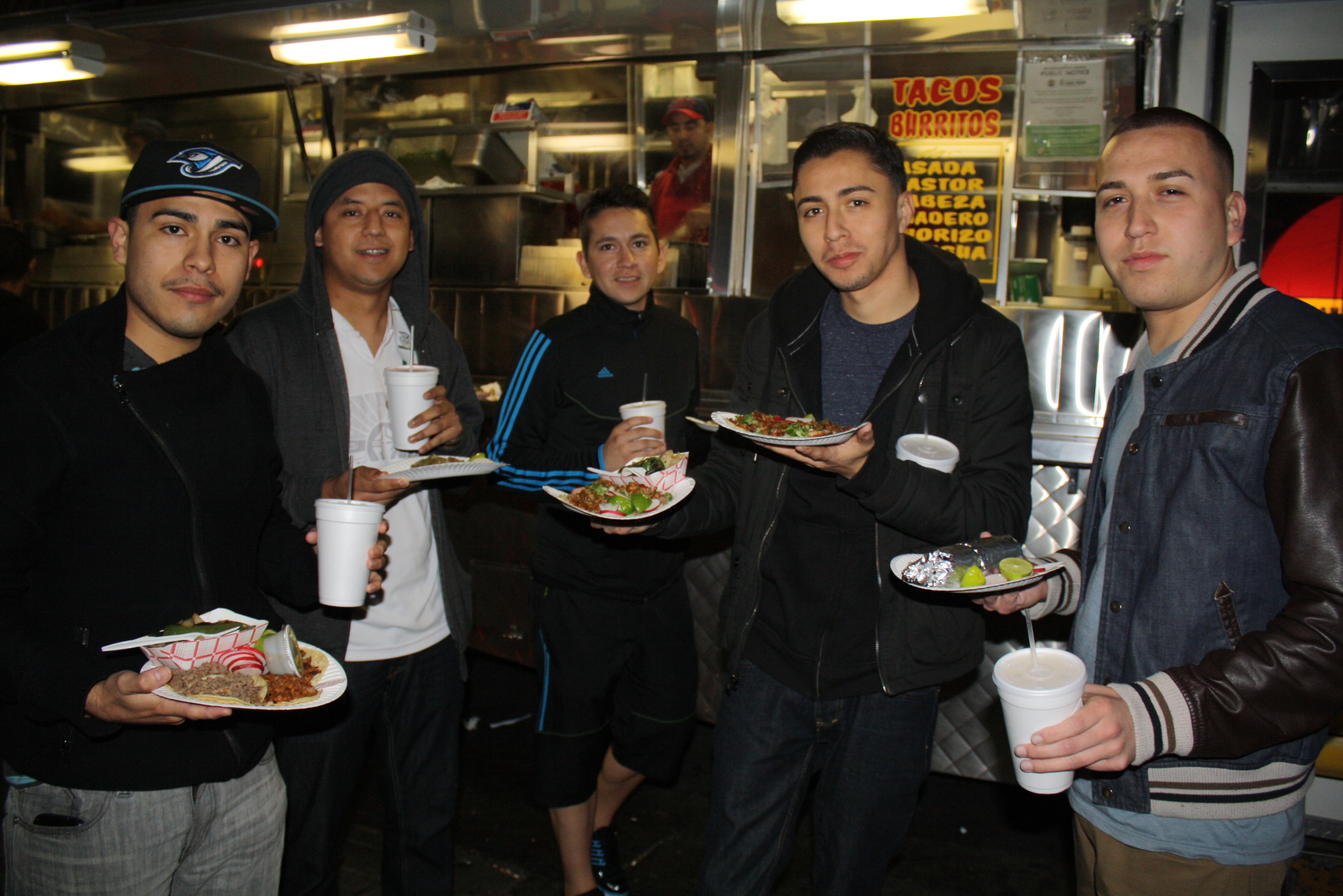 Armando y sus amigos llegan por lo menos dos o tres veces a comer sus tacos con El Pecas (Foto de Agustín Durán/El Pasajero).