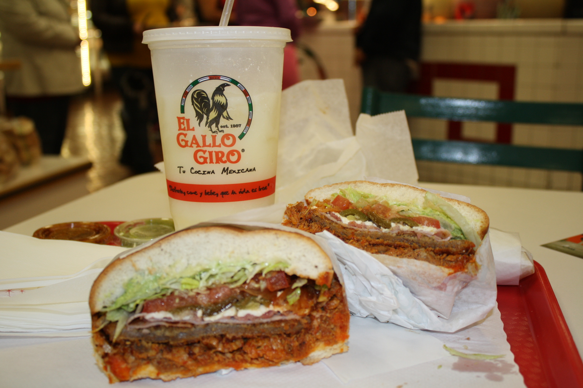 Torta cubana es uno de los antojitos más solicitados que va preparado con varias carnes (Foto de Agustín Durán/El Pasajero).