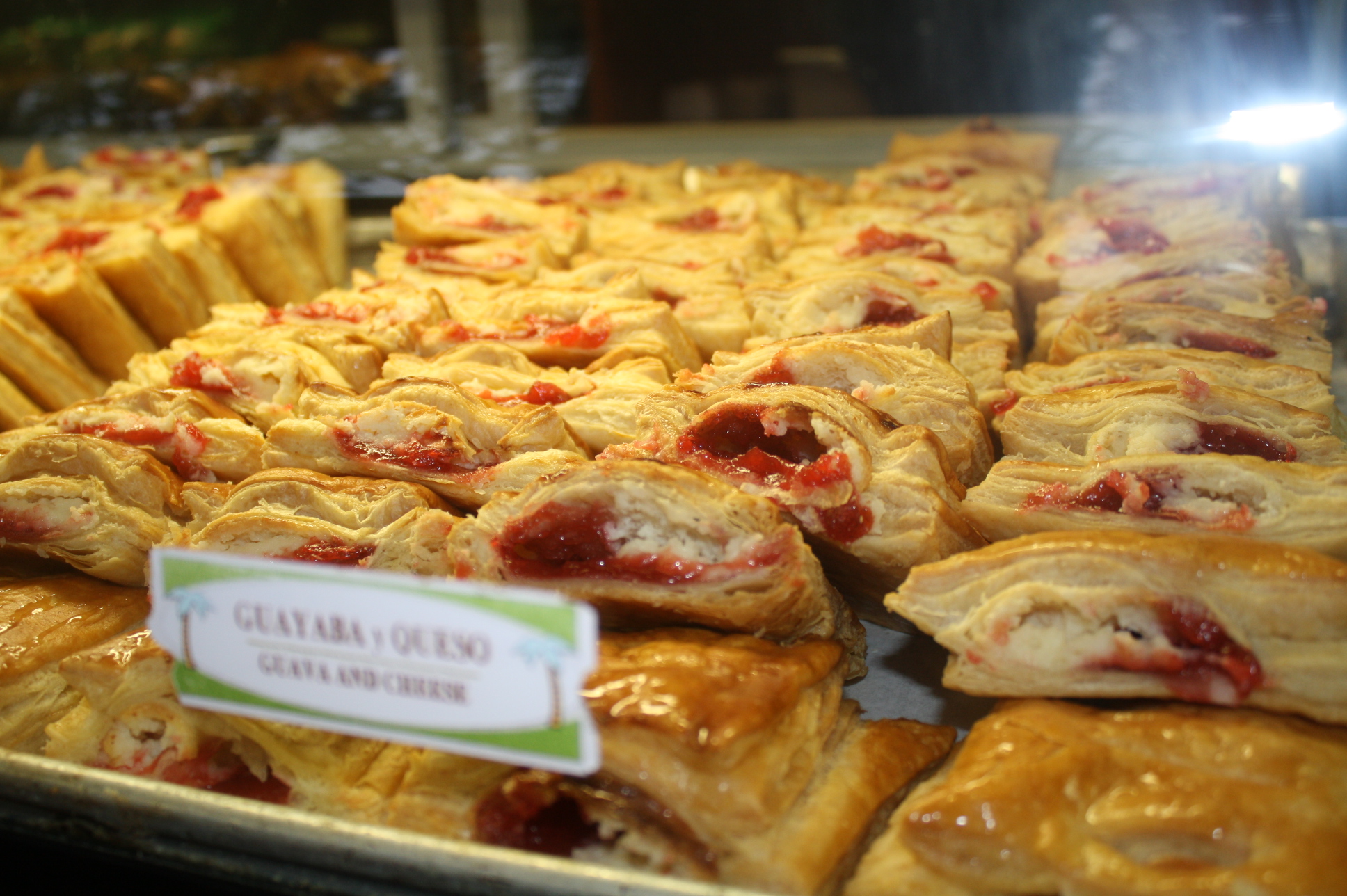 Los pastelillos de guayaba y queso son de los favoritos en el restaurante. (Foto de Agustín Durán/El Pasajero).