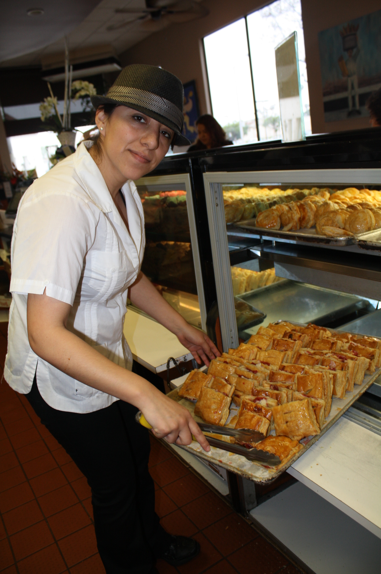 Daniela Delgado, supervisora del restaurante indicó que el servicio y la atención al cliente son dos de los aspectos más importantes de Tropicana. (Foto de Agustín Durán/El Pasajero).