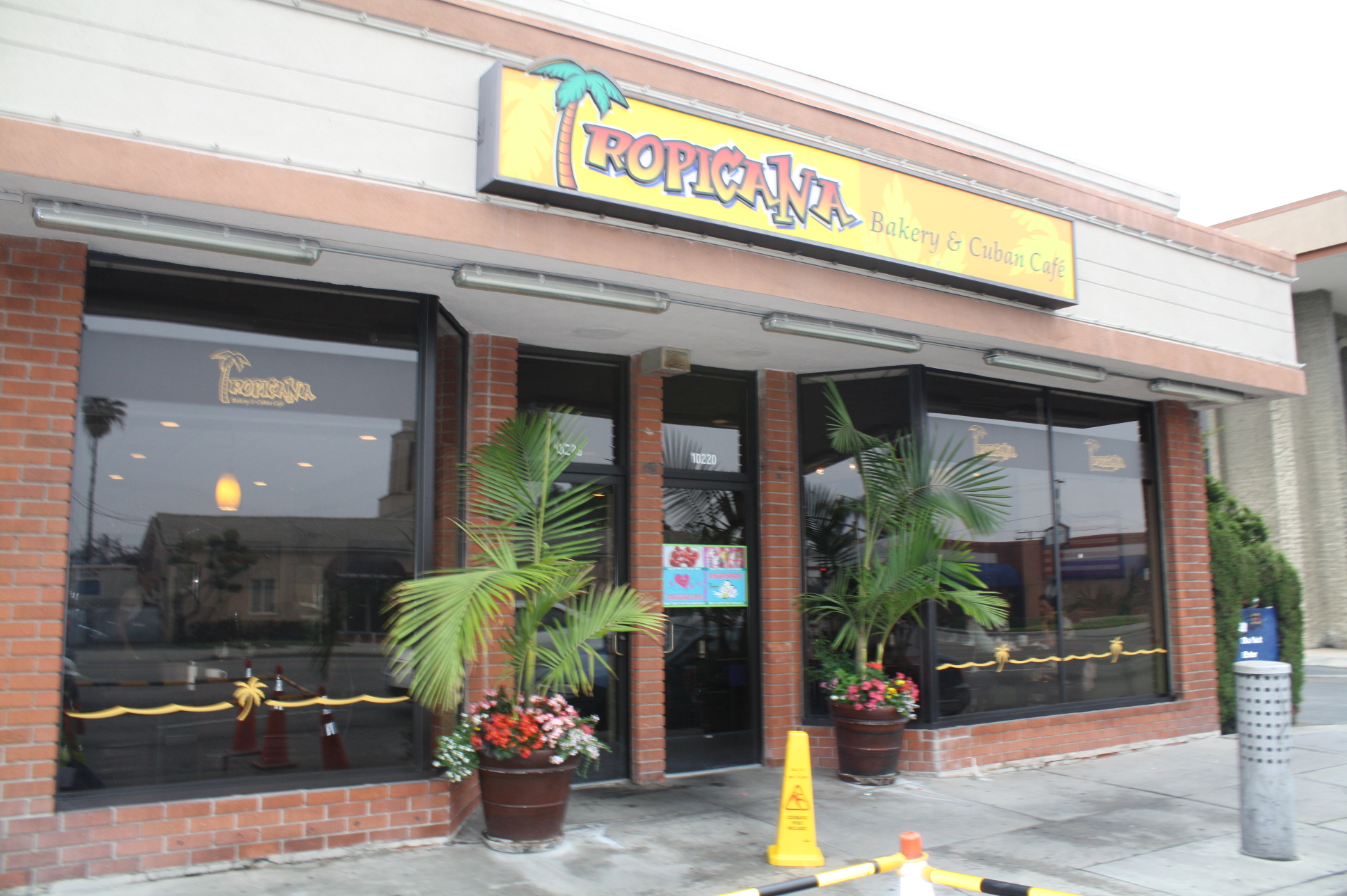 El restaurante Tropicana está ubicado casi en la esquina del bulevar Paramount y la avenida Florence en Downey. (Foto de Agustín Durán/El Pasajero).