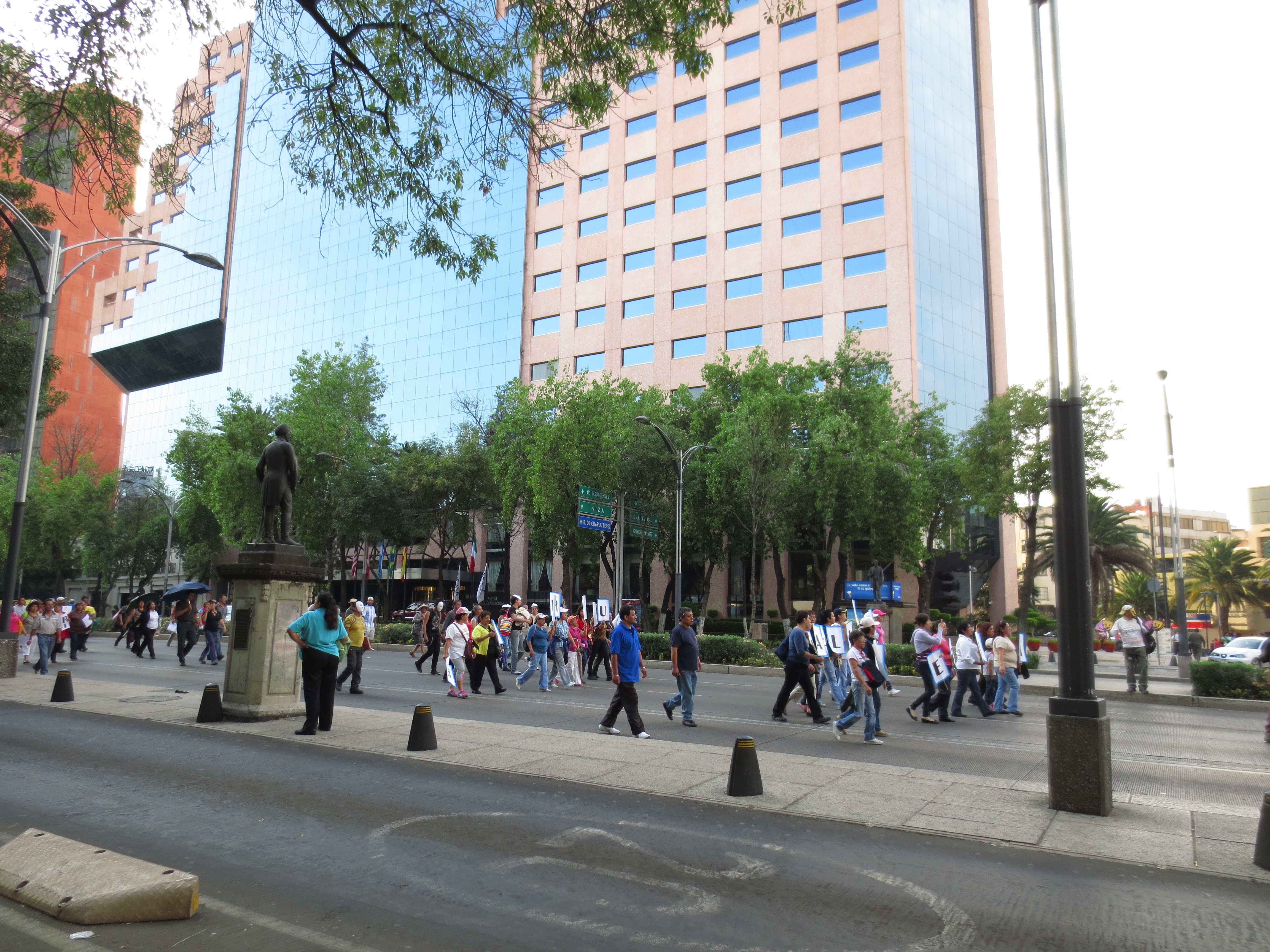Las marchas sobre Paseo de la Reforma bloquean el tráfico y causan que el servicio de los autobuses se demore más.