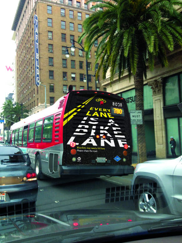 La parte trasera de los autobuses de Metro también se usa para aumentar la conciencia sobre la seguridad de los ciclistas.