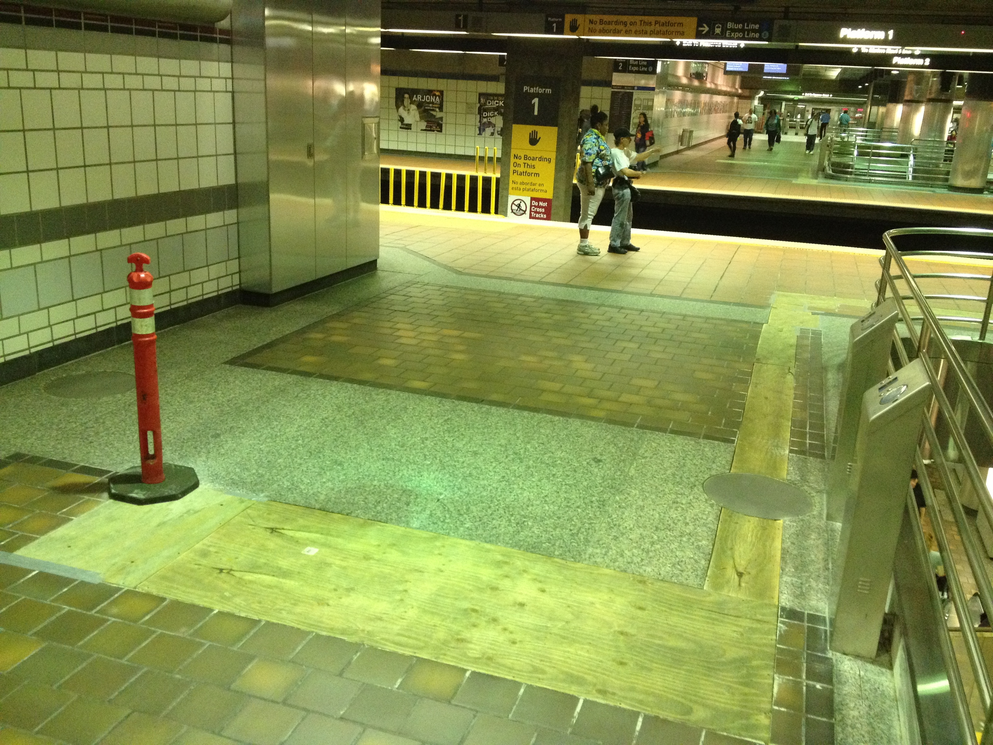 La foto muestra la ubicación actual de las máquinas para validar tarjetas. La línea marcada en el piso muestra el sitio donde serán reubicadas. Foto: Metro.
