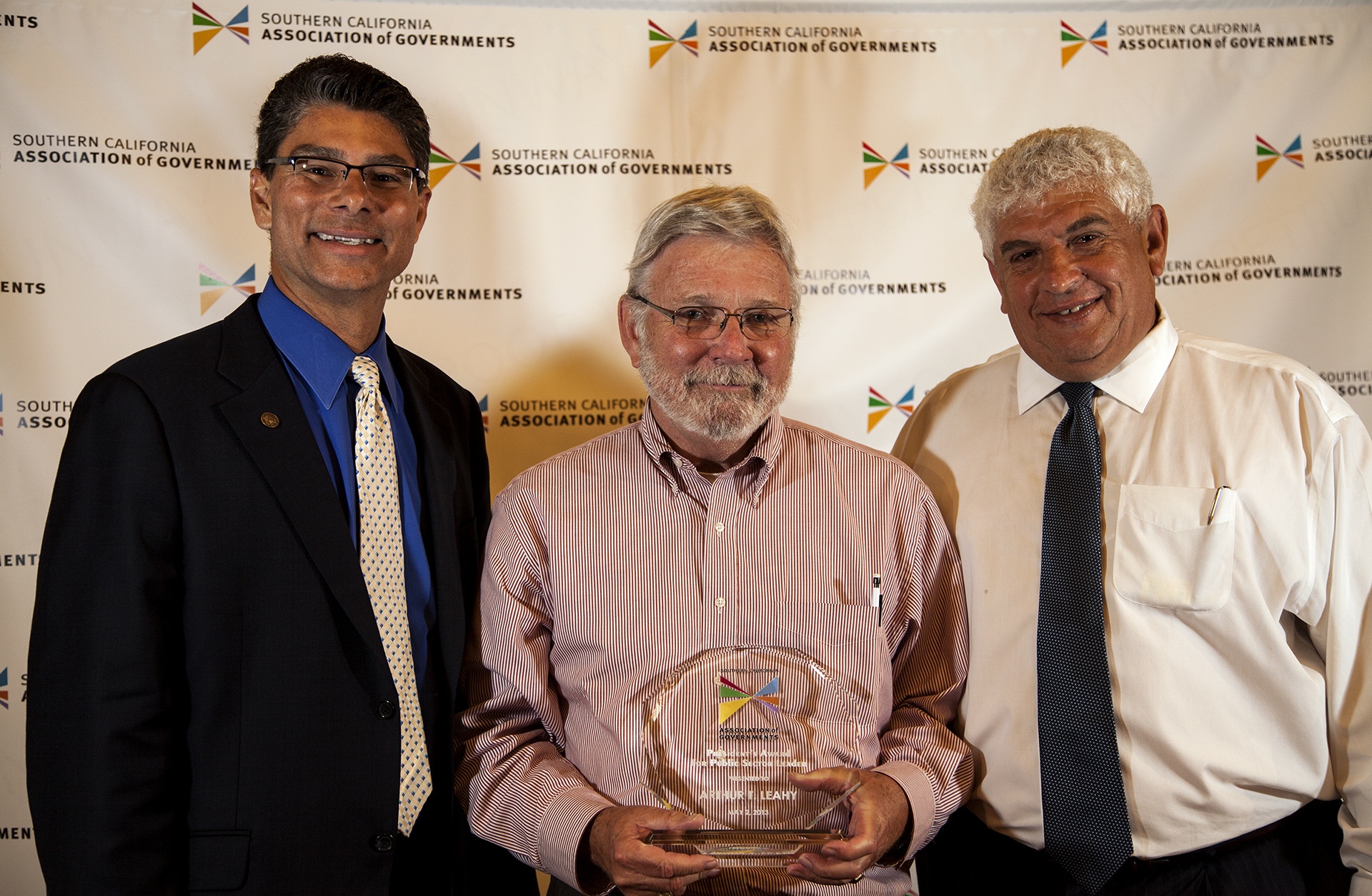 El director general ejecutivo de Metro, Art Leahy (centro) con el Premio de Líder del Año en el Sector Público.