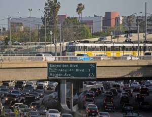 Convencer a la gente que deje sus autos y use el transporte público es
