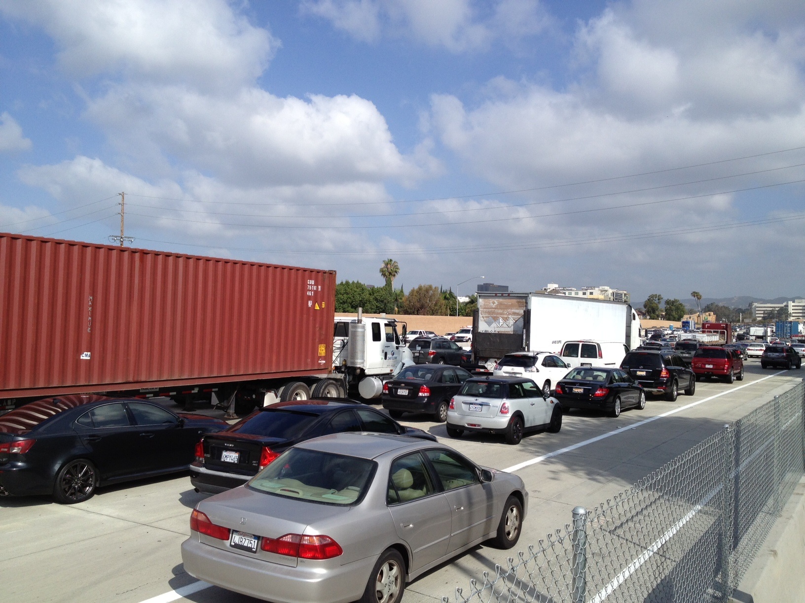 Aunque ya se reabrieron todos los carriles de la I-405, el tráfico sigue muy pesado. Foto: José Ubaldo/Metro.