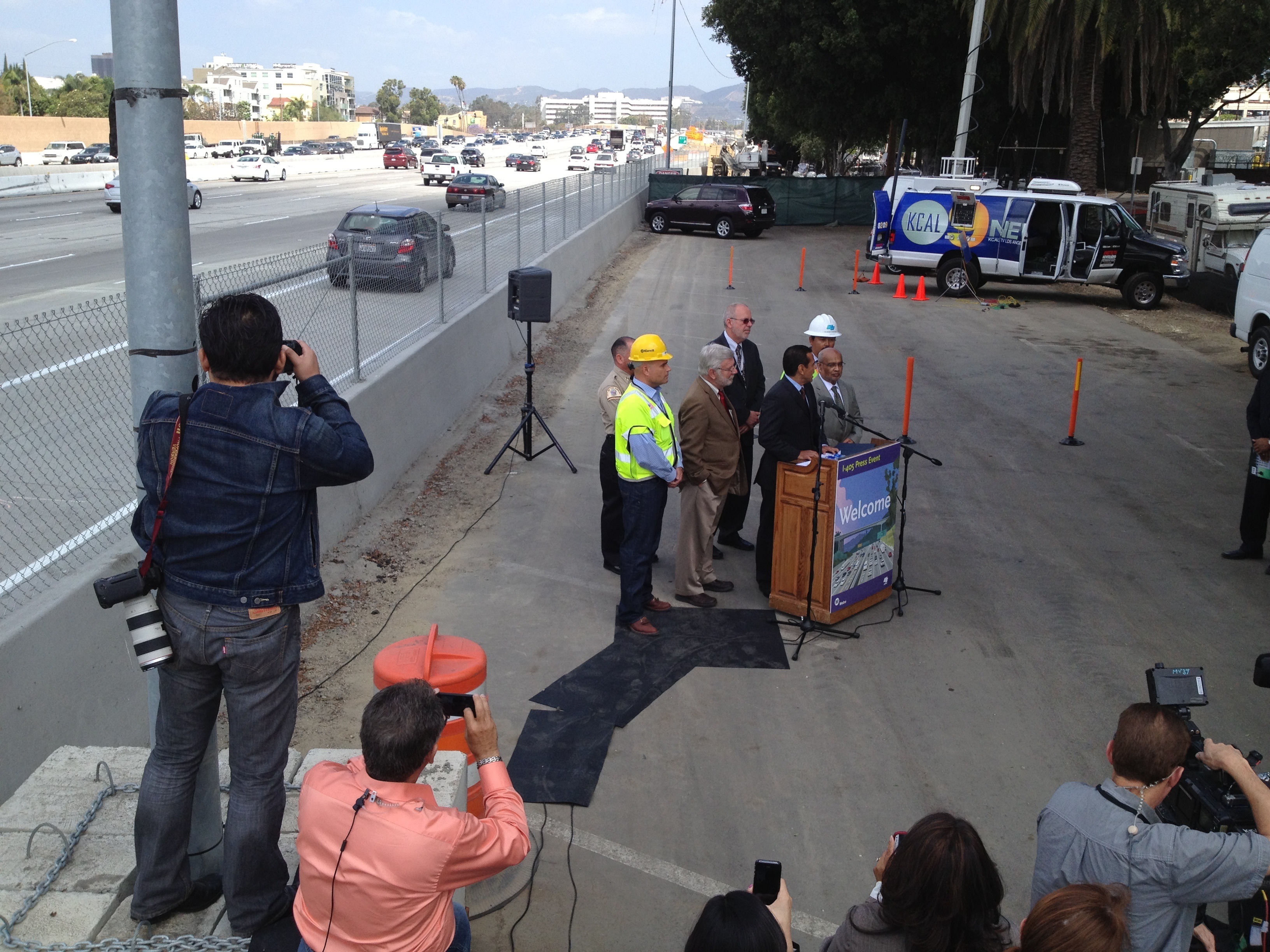 El alcalde Antonio Villaraigosa, el director general ejecutivo de Metro, Art Leahy y otros funcionarios en la conferencia donde anunciaron la apertura del nuevo carril en la I-405. Foto: JoséUbaldo/Metro.