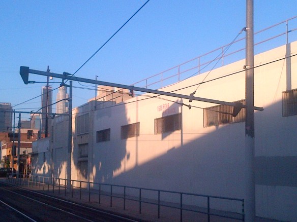 En esta foto de Metro se aprecia el daño al cableado de energía eléctrica que alimentan a los trenes.