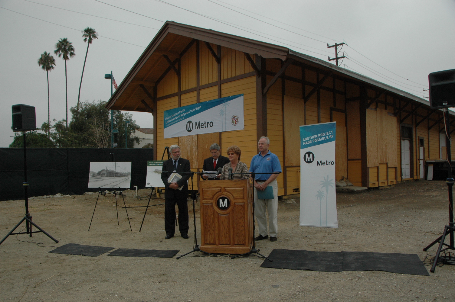 Metro CEO Art Leahy, Supervisor Zev Yaroslavsky, Metro Board Chair Diane DuBois y Concejal Tom LaBonge en la antigua estación del tren que será restaurada por Metro. (Foto José Ubaldo/El Pasajero).