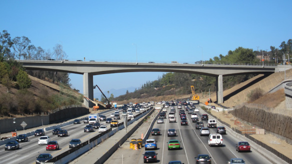 El nuevo puente construido específicamente con todos los requisitos contra temblores, ahora permitirá la construcción de un carril extra.
