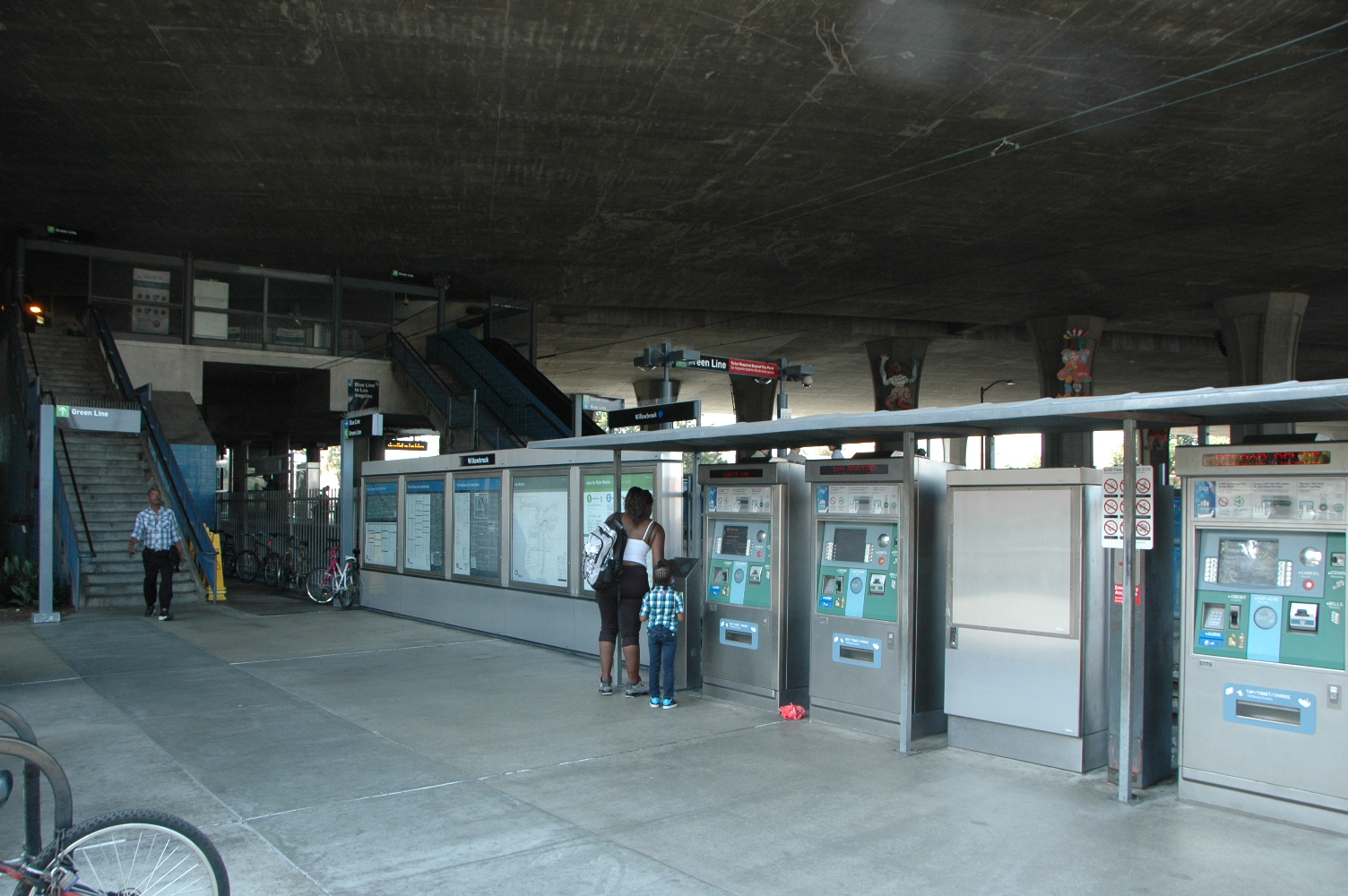 Estación Willowbrook de la Línea Azul del Metro, donde pronto se iniciará la instalación de los torniquetes para entrar a las estaciones.