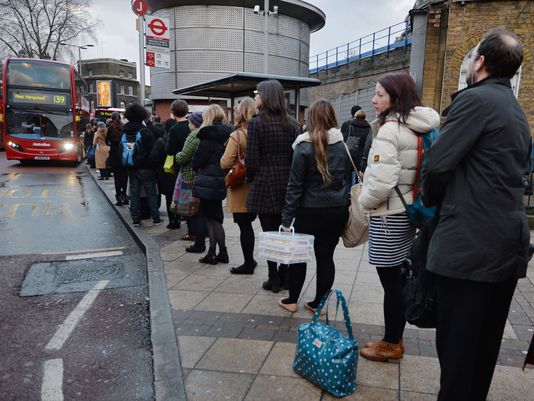 Por toda la ciudad, se han visto largas filas en espera del autobús. Foto: Ben Santaall/ AFP/Getty.