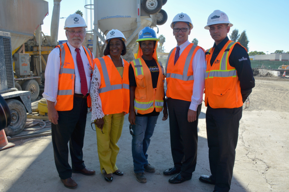 De izq. a der.,, Art Leahy, director general ejecutivo de Metro; Jackie Dupont-Walker, de la Junta Directiva de Metro; LeDaya Epps; Thomas Perez, secretario del Trabajo de Estados Unidos y James Martinez de la Línea Crenshaw/LAX en el patio de construcción de la futura estación Crenshaw/Expo. Foto: Luis Inzunza/Metro.