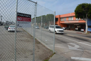 En este estacionamiento en Redondo Boulevard se ubicará la futura estación Crenshaw/LAFlorence/West.